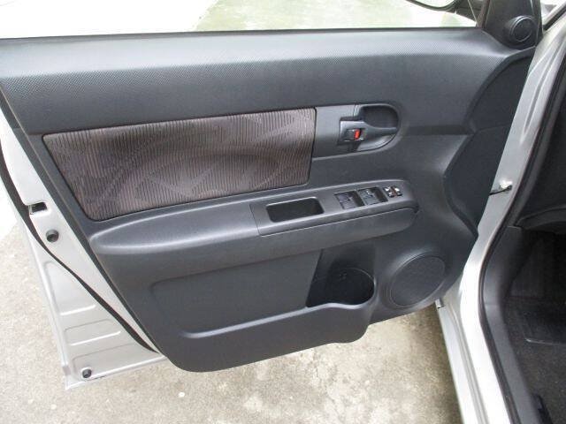 Used 2015 Scion xB FWD image 13