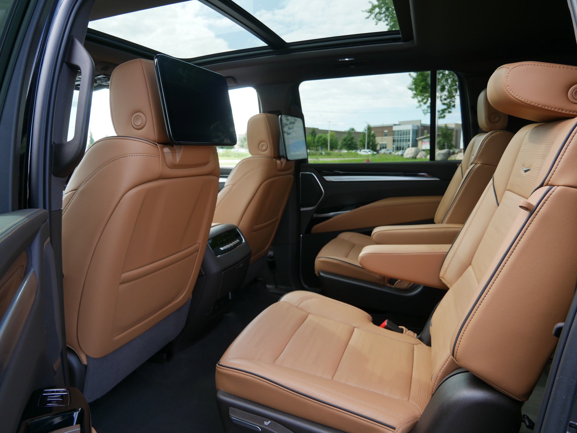 Used 2026 Cadillac Escalade ESV Luxury w/ Touring Package AWD/4WD image 10