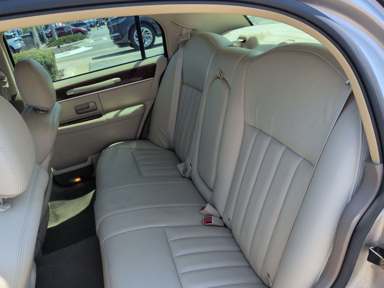 Used 2003 Lincoln Town Car Executive RWD image 14
