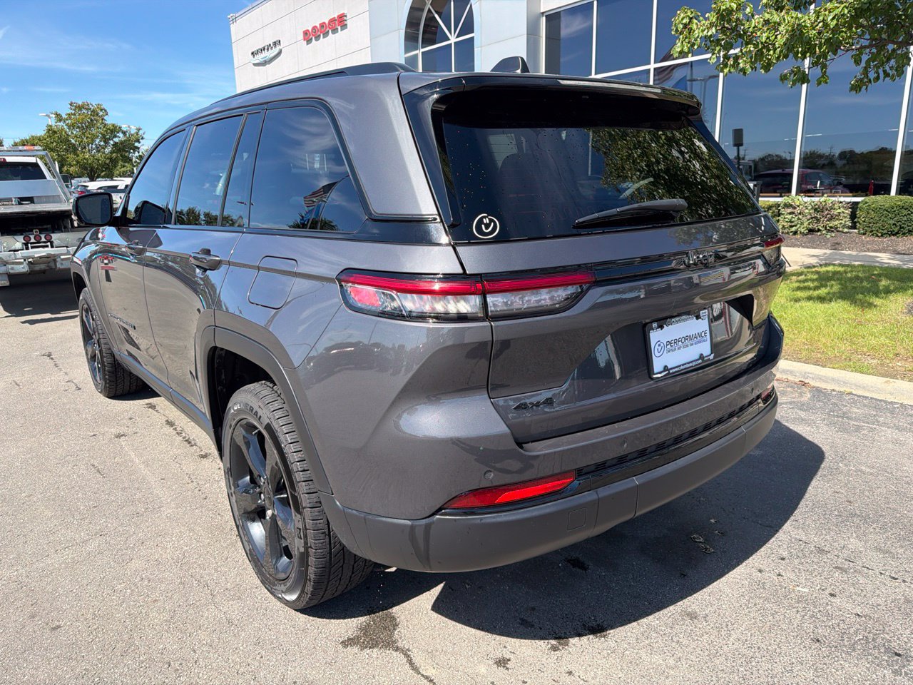 Used 2023 Jeep Grand Cherokee Altitude AWD/4WD image 7