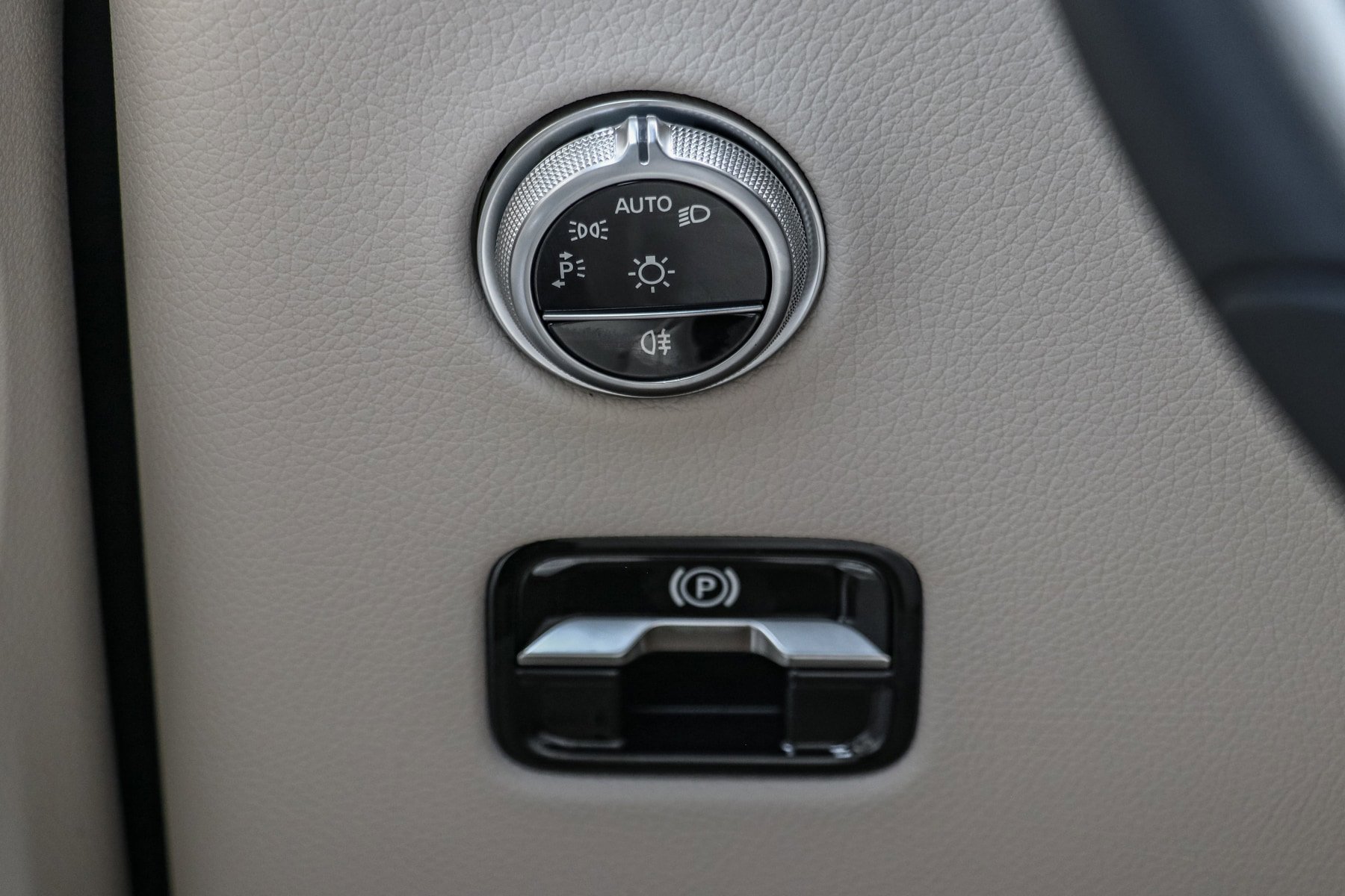 Used 2025 Mercedes-Benz GLC 300 4MATIC image 9