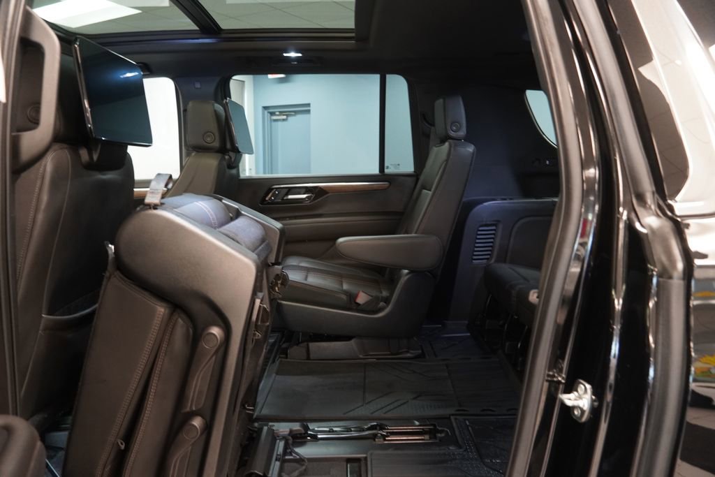 Used 2025 Chevrolet Suburban High Country AWD/4WD image 31