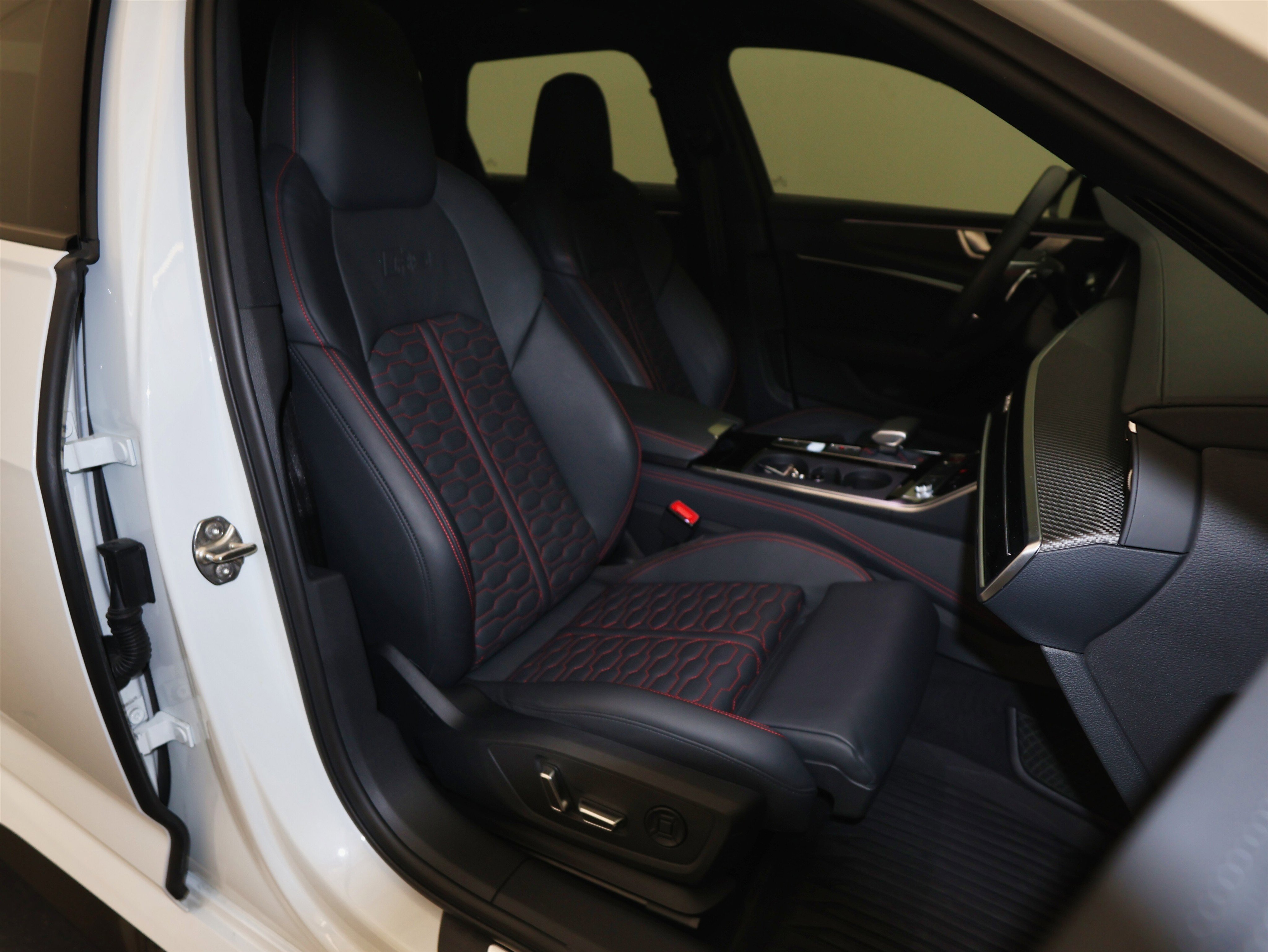 Used 2021 Audi RS 6 w/ Executive Package image 49