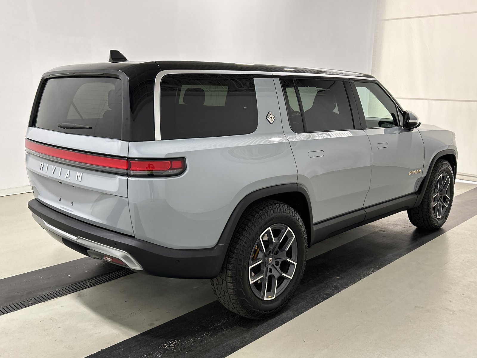 Used 2023 Rivian R1S Adventure image 5