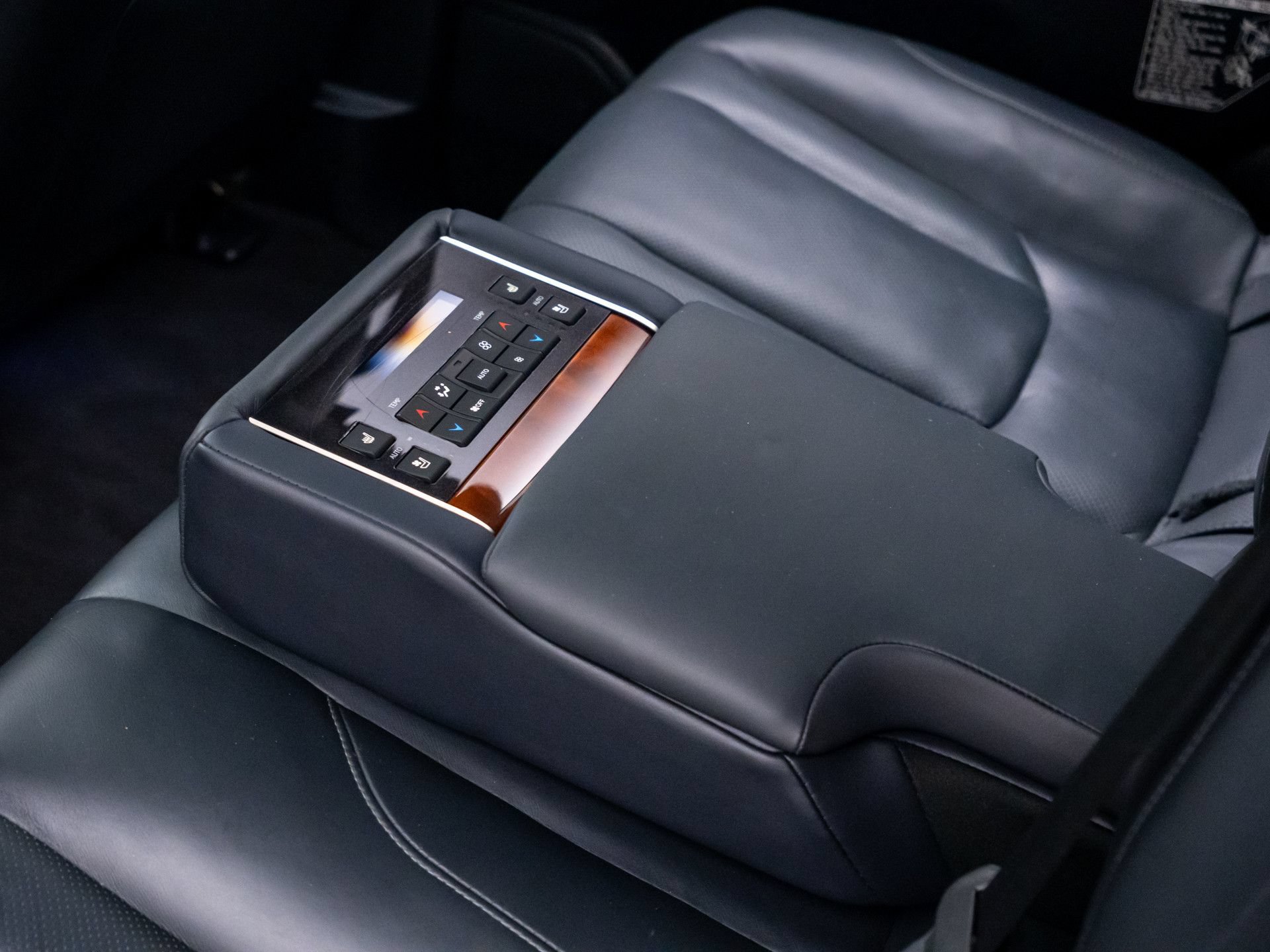 Used 2020 Lexus LX 570 4WD w/ Luxury Package image 18
