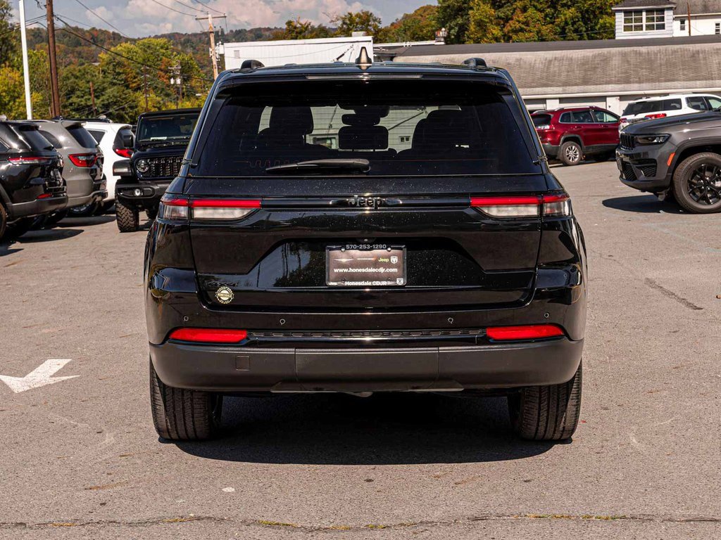 Used 2023 Jeep Grand Cherokee Altitude image 5
