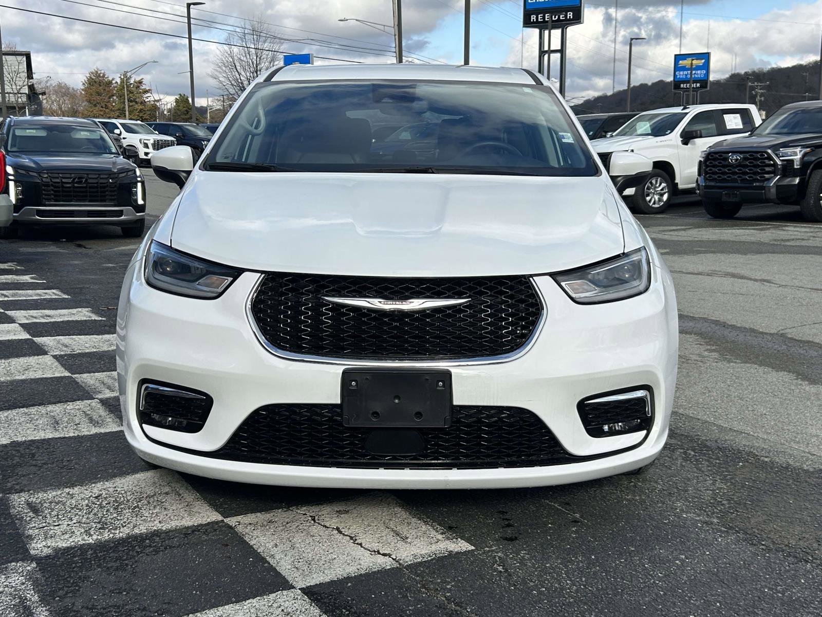 Used 2023 Chrysler Pacifica Touring-L image 8