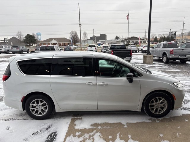 Used 2024 Chrysler Pacifica Touring-L image 7
