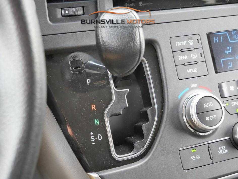 Used 2015 Toyota Sienna LE AWD/4WD image 23