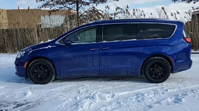 Used 2021 Chrysler Pacifica Touring-L FWD image 5