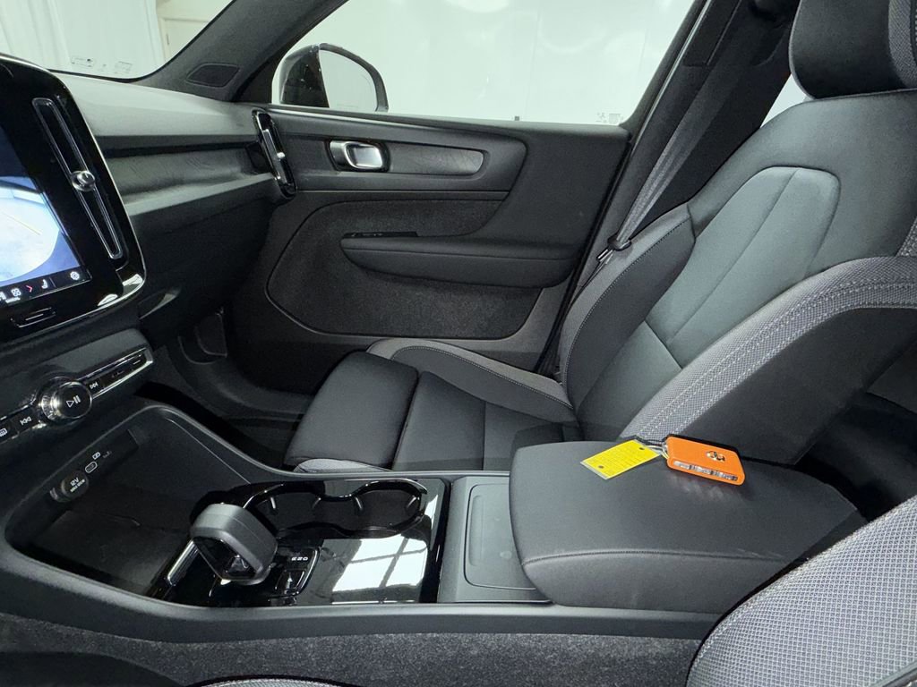 Used 2023 Volvo XC40 Recharge Core image 21