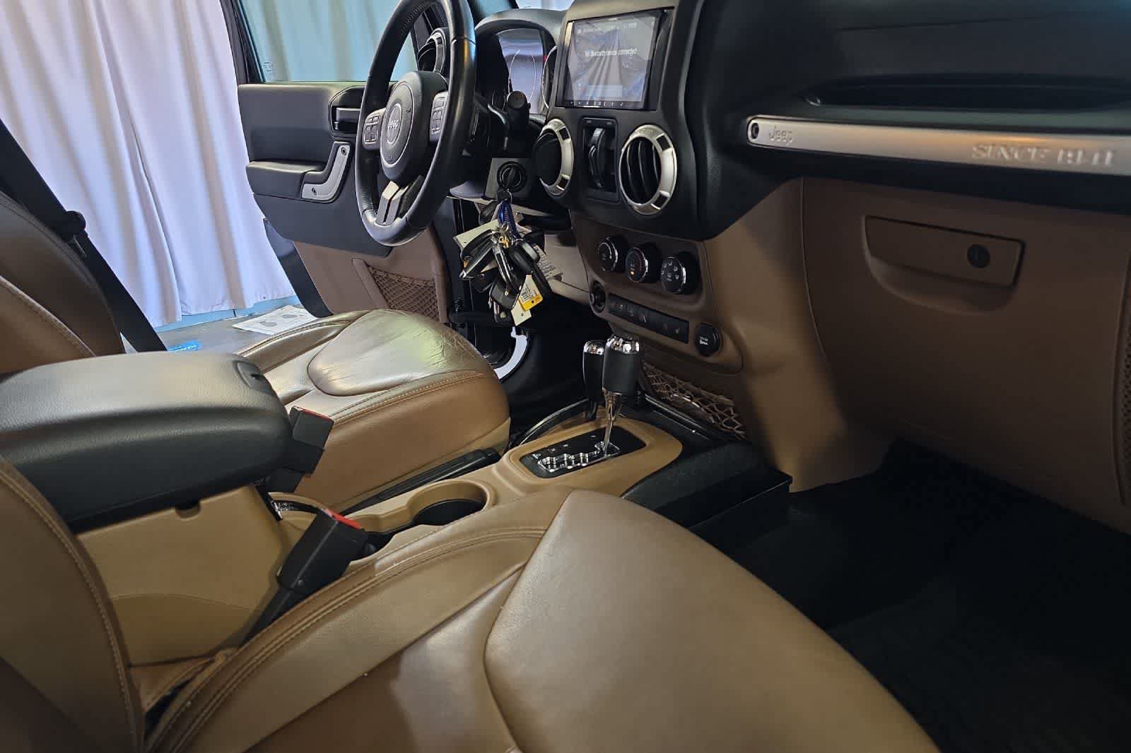 Used 2017 Jeep Wrangler Unlimited Sahara w/ Connectivity Group AWD/4WD image 18