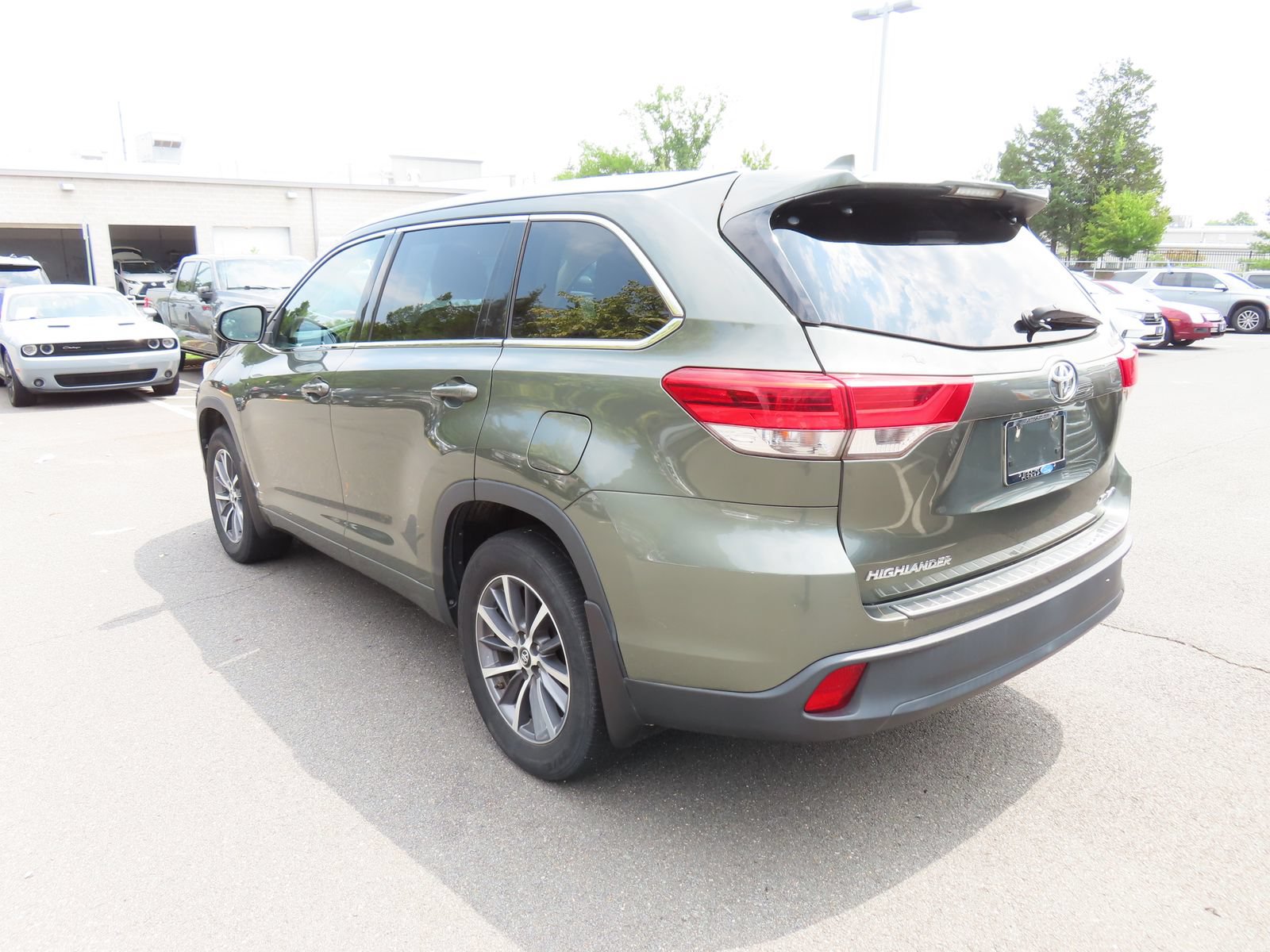 Used 2018 Toyota Highlander XLE w/ Carpet Mat Package (TMS) AWD/4WD image 7