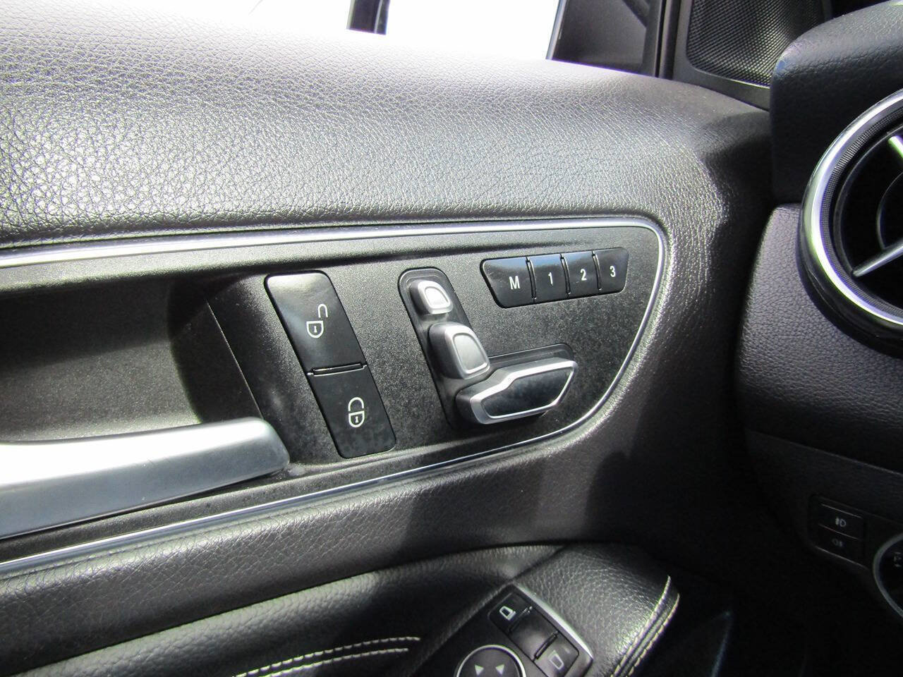 Used 2019 Mercedes-Benz GLA 250 4MATIC image 17