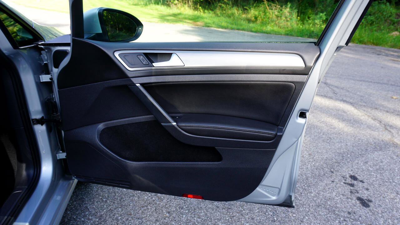 Used 2015 Volkswagen Golf S image 27