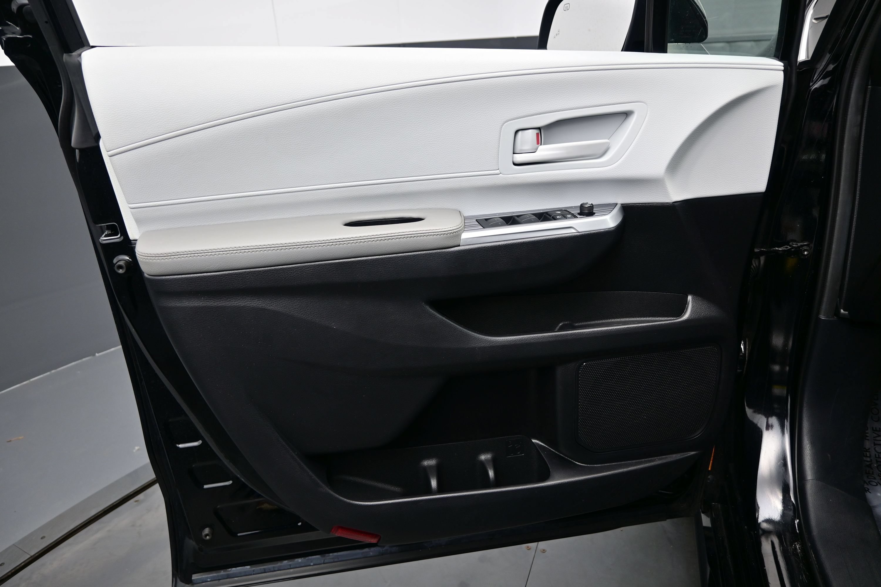 Used 2025 Toyota Sienna LE FWD image 9