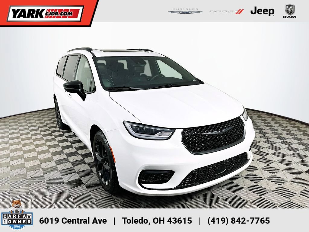 Used 2023 Chrysler Pacifica Limited w/ Uconnect Theater Family Group image 1