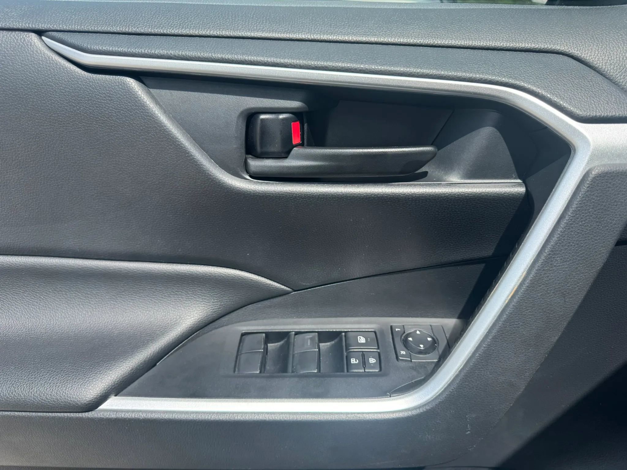 Used 2021 Toyota RAV4 LE AWD/4WD image 24