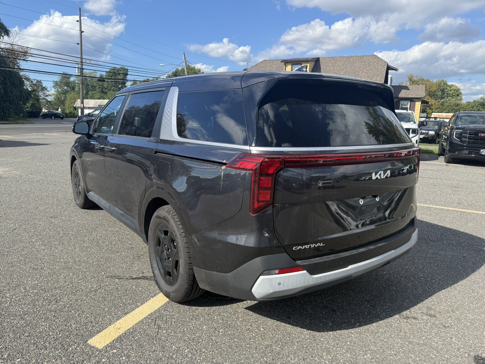 Used 2025 Kia Carnival FWD image 5