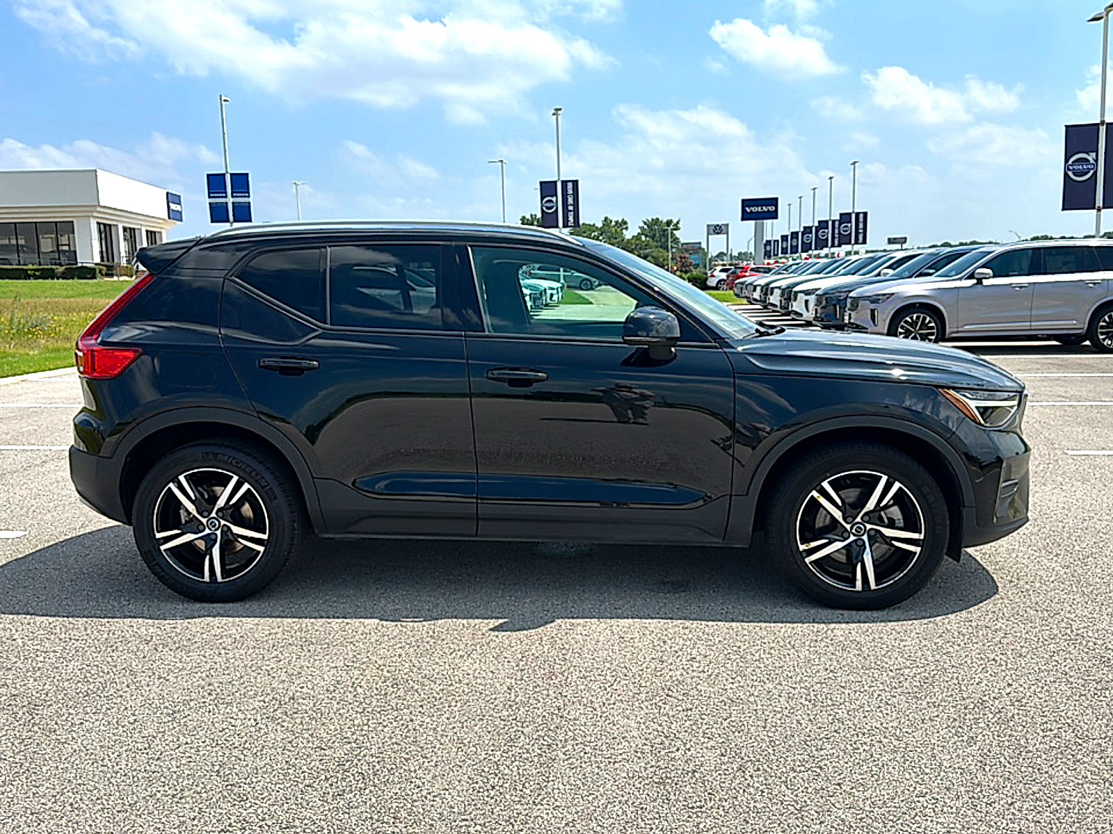 Used 2023 Volvo XC40 B5 Core AWD/4WD image 9