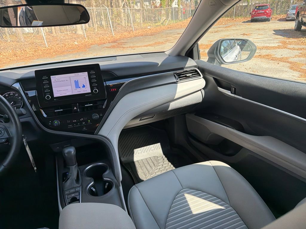 Used 2024 Toyota Camry SE image 11
