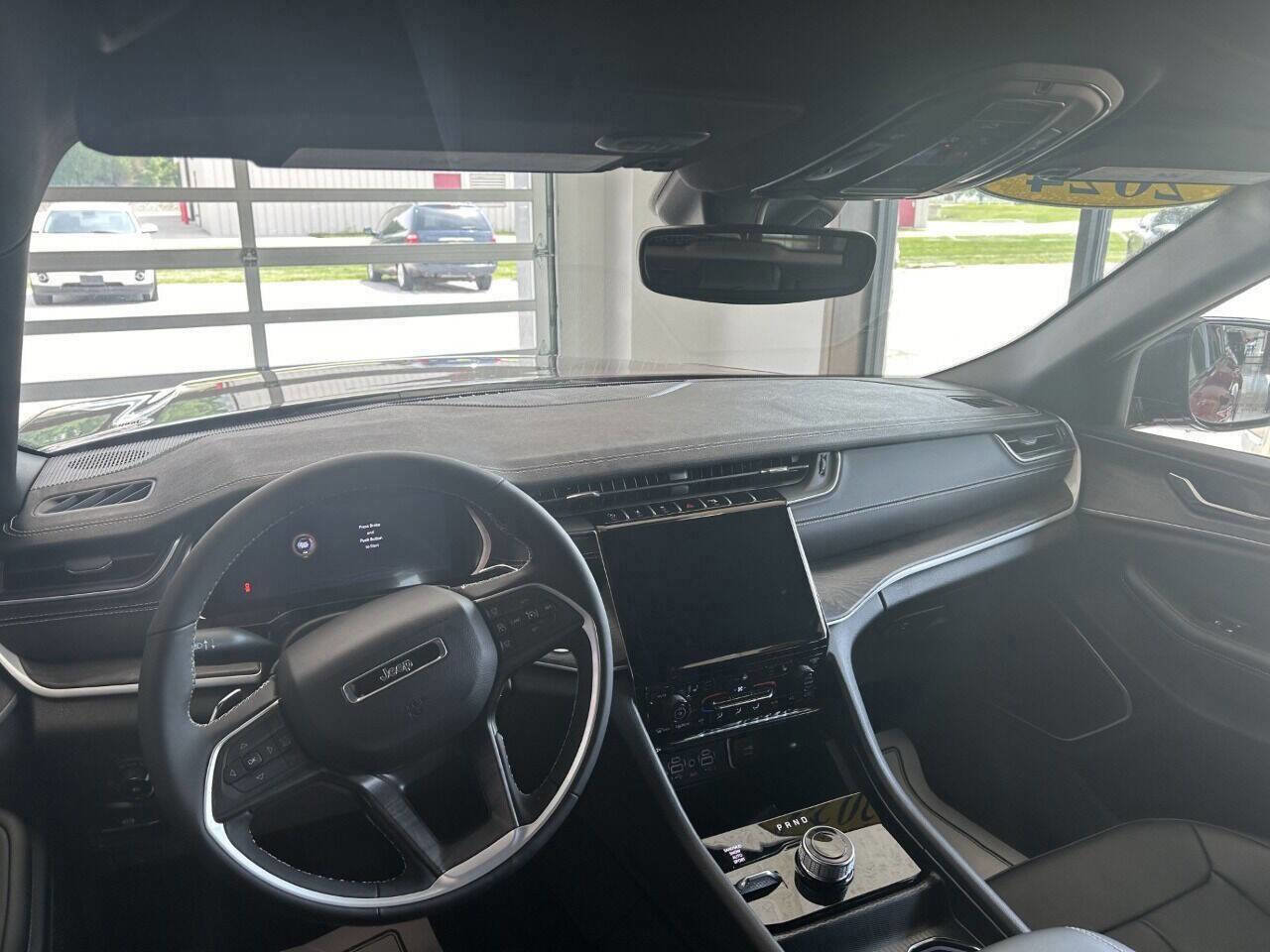 New 2024 Jeep Grand Cherokee Limited w/ Black Appearance Package image 12