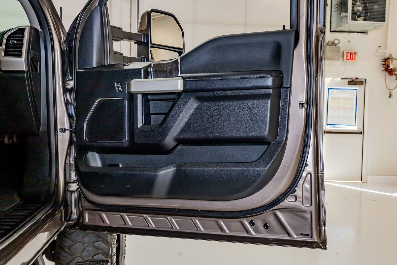 Used 2021 Ford F250 Lariat w/ Lariat Ultimate Package AWD/4WD image 35