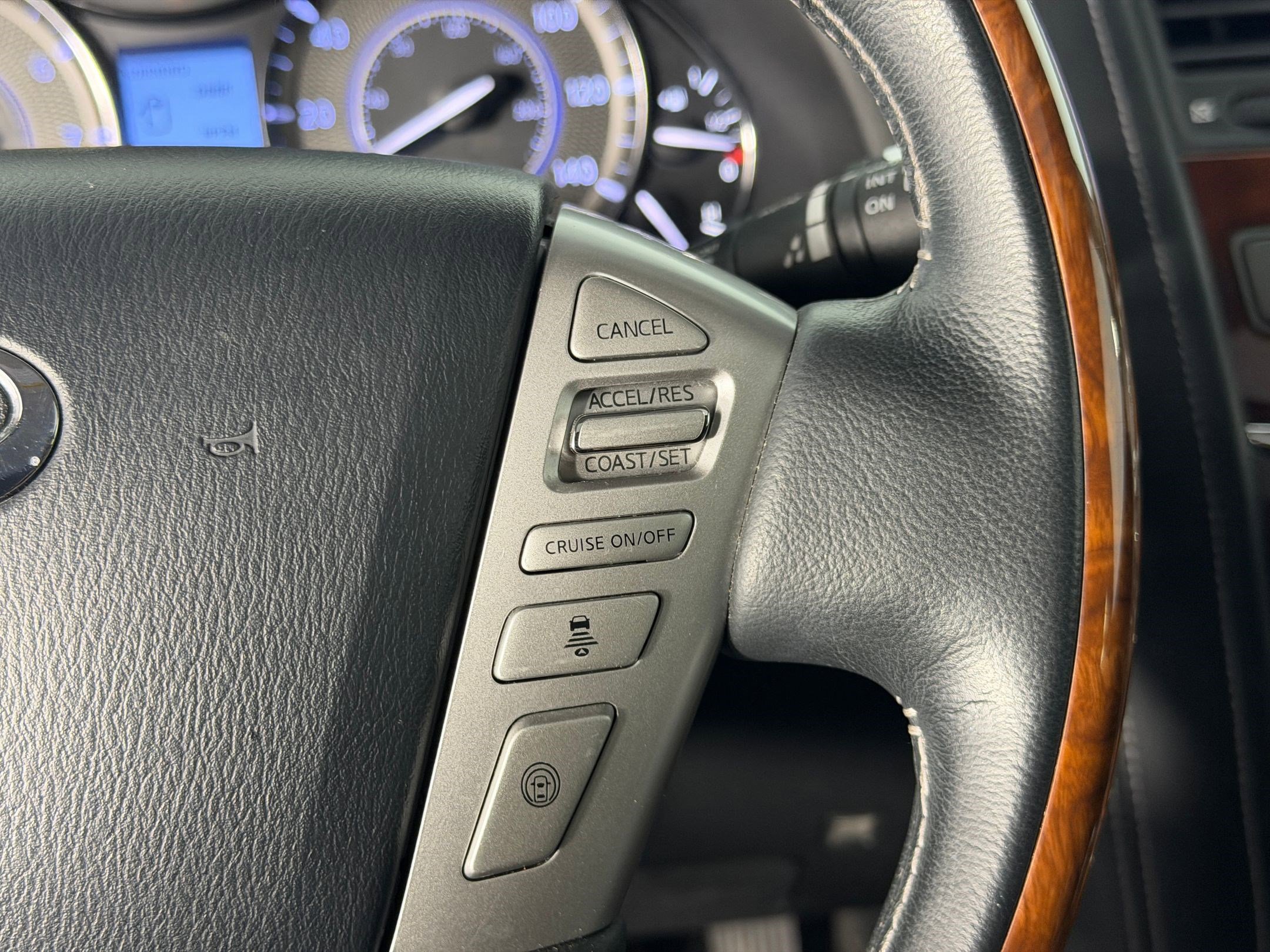 Used 2017 INFINITI QX80 2WD w/ Deluxe Technology Package image 28