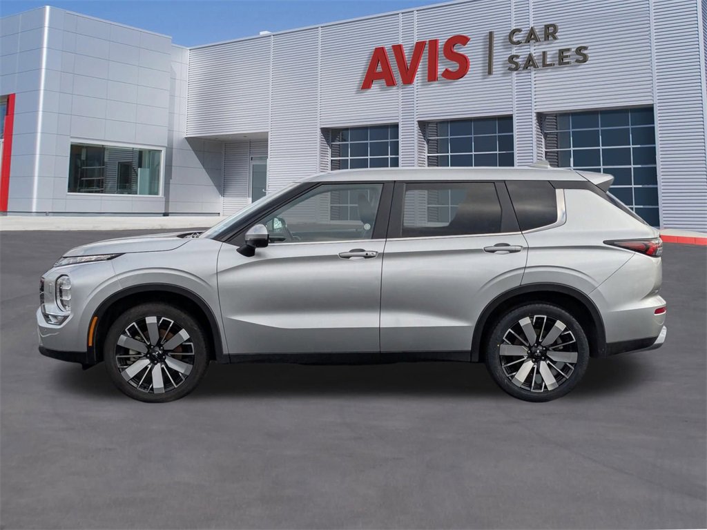 Used 2025 Mitsubishi Outlander SE image 2