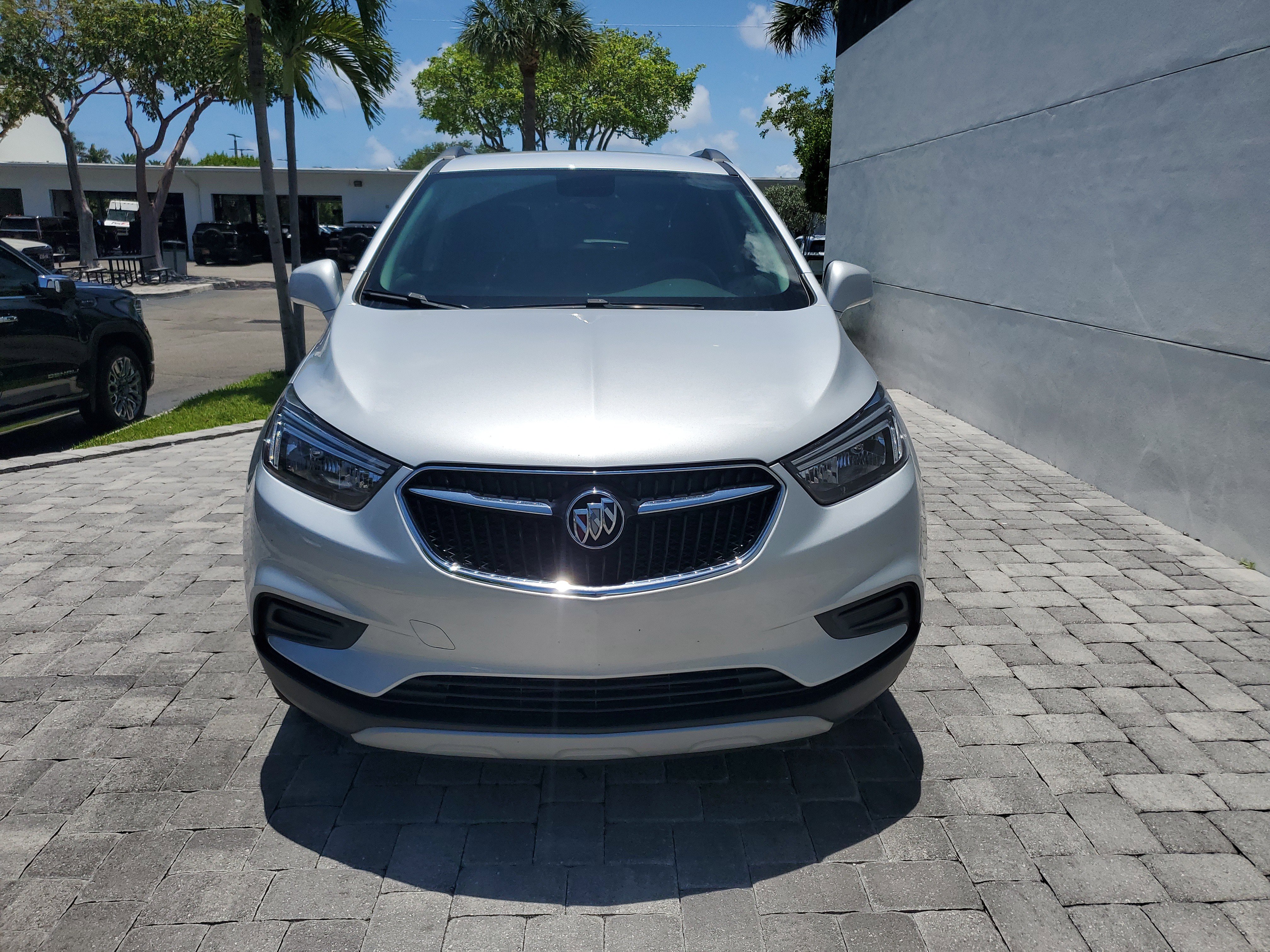Used 2022 Buick Encore Preferred AWD/4WD image 2