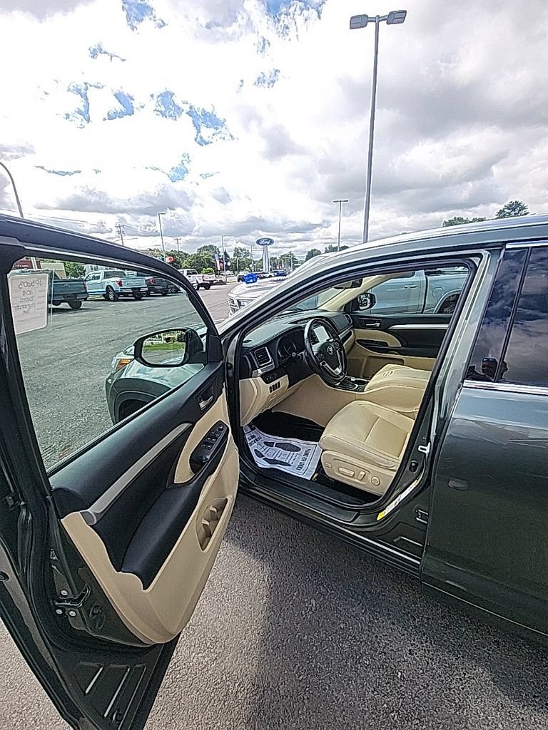 Used 2018 Toyota Highlander XLE AWD/4WD image 17