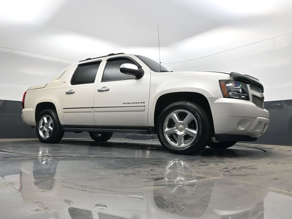 Used 2011 Chevrolet Avalanche LTZ AWD/4WD image 22