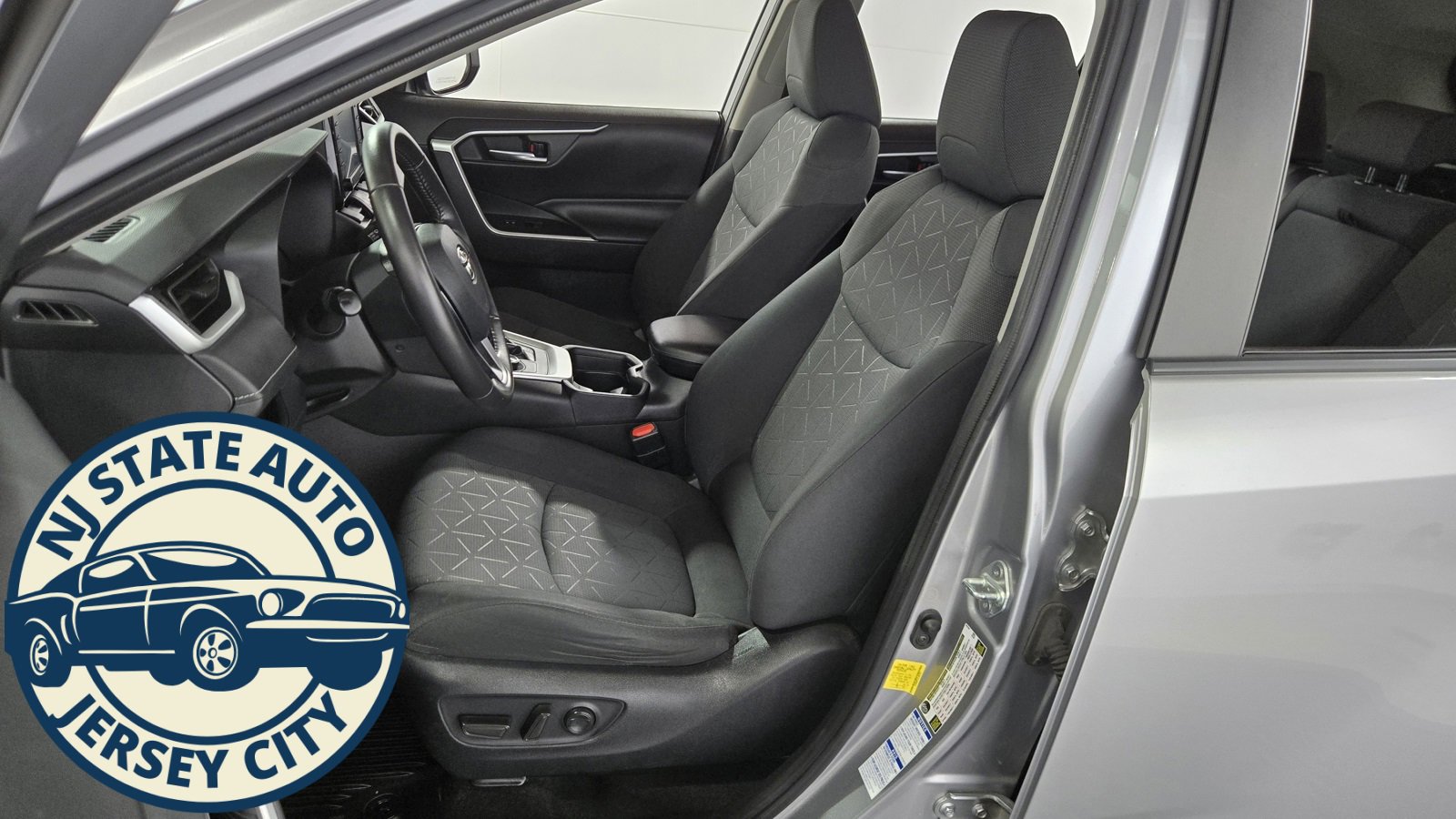 Used 2020 Toyota RAV4 XLE image 22