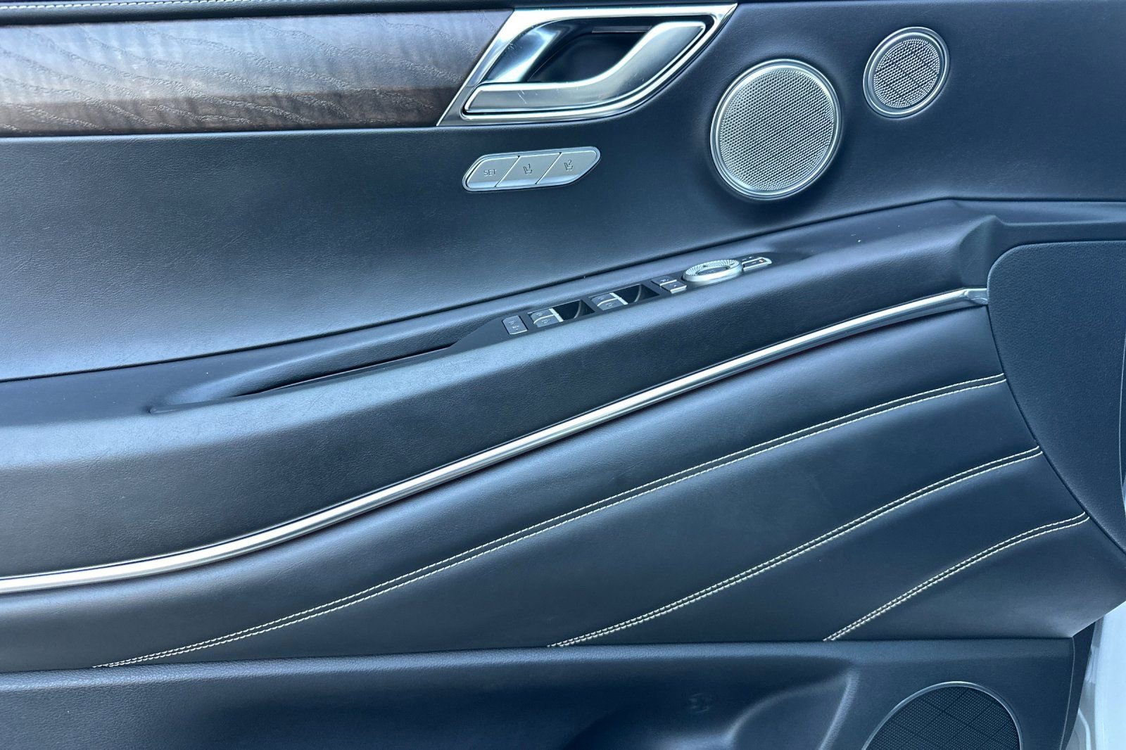 Used 2023 Genesis GV80 2.5T w/ Prestige 20" Package image 12