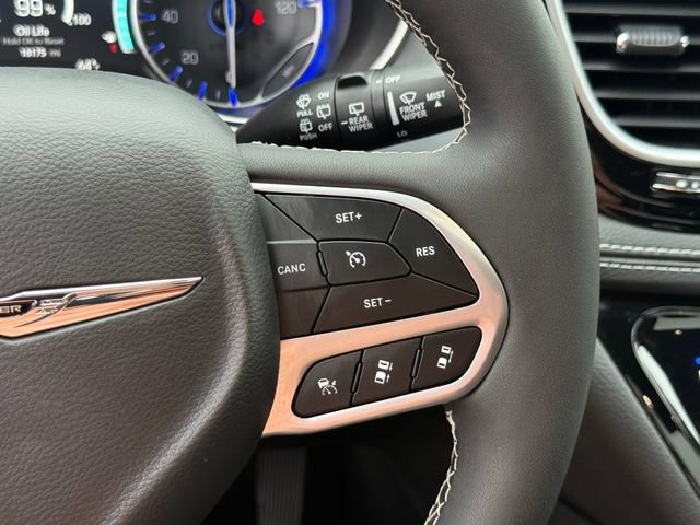 Used 2026 Chrysler Pacifica Limited FWD image 12
