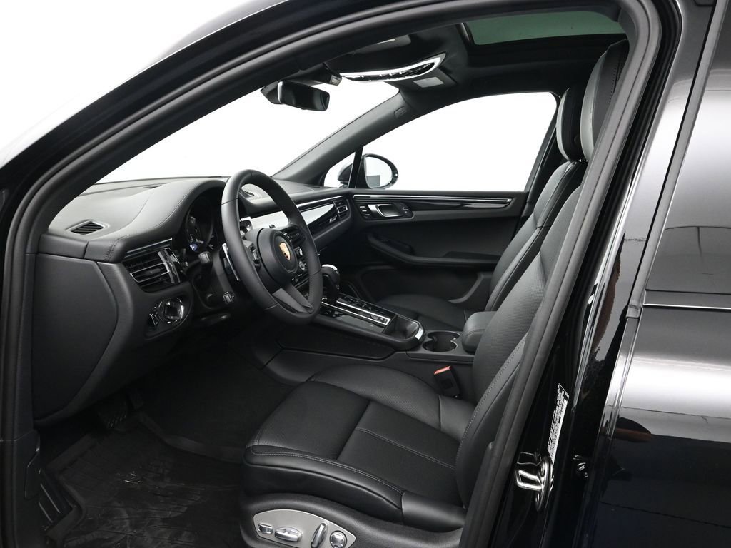 Certified 2026 Porsche Macan image 4