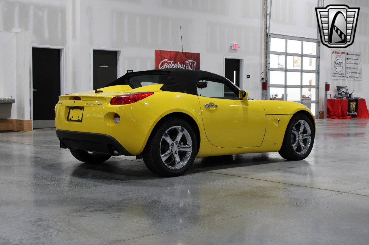 Used 2008 Pontiac Solstice GXP w/ Premium Package image 13