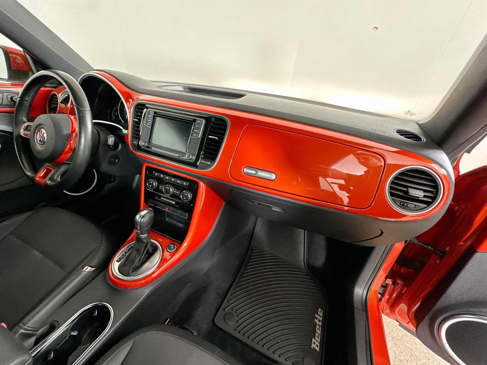 Used 2018 Volkswagen Beetle 2.0T SE FWD image 40