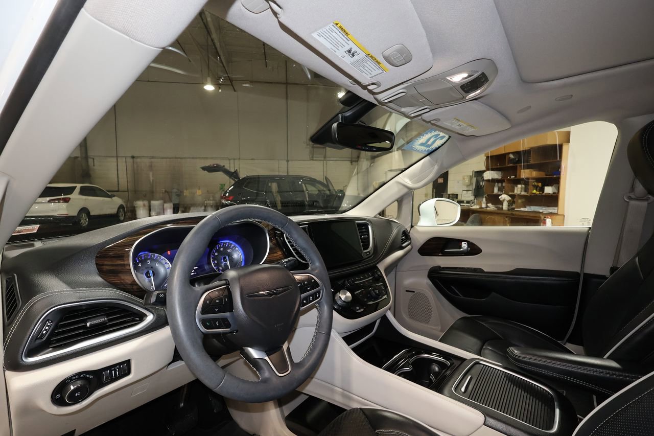 Used 2022 Chrysler Pacifica Limited image 9
