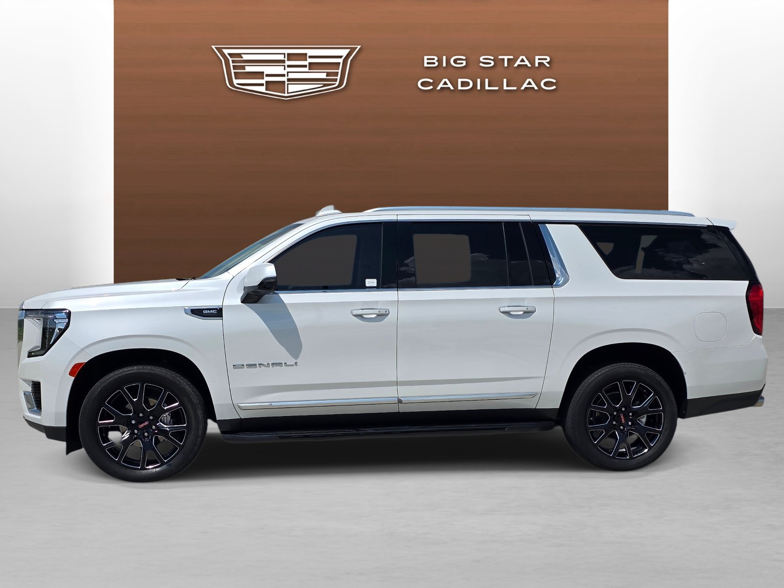 Used 2023 GMC Yukon XL Denali RWD image 2