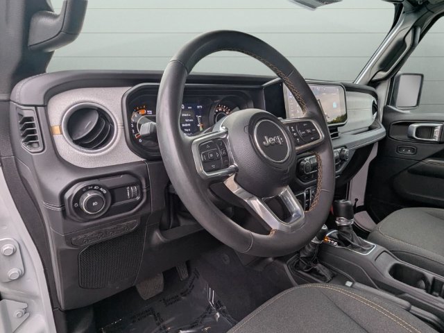 Used 2025 Jeep Wrangler Unlimited Sahara AWD/4WD image 11