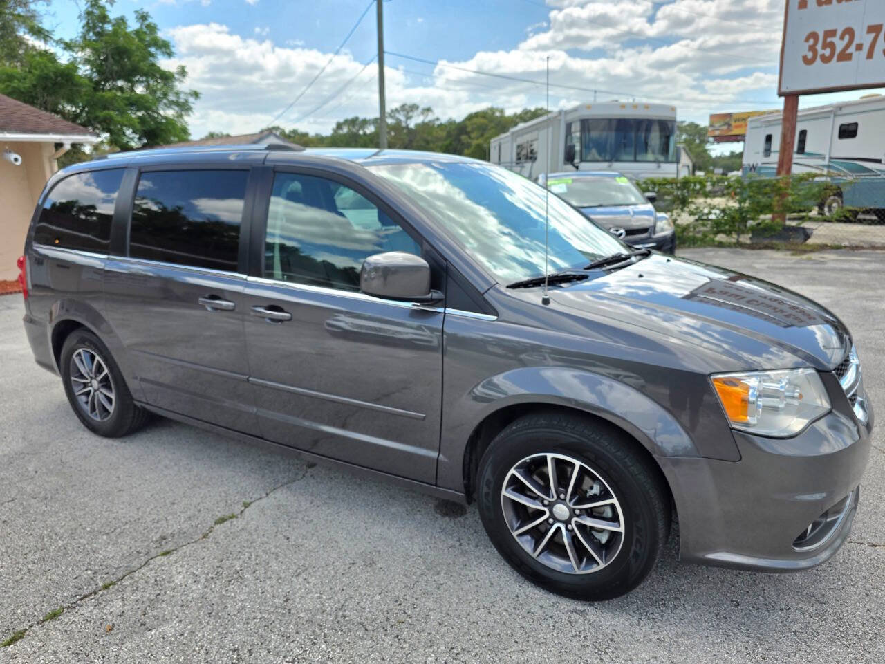 Used 2017 Dodge Grand Caravan SXT FWD image 5
