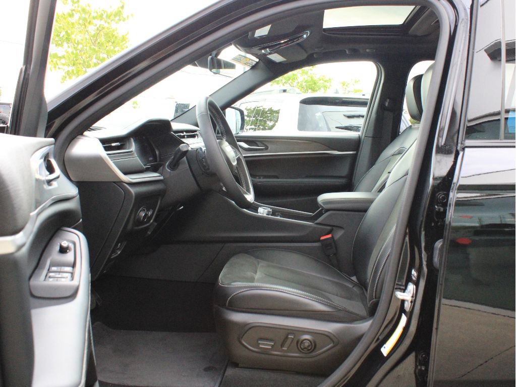 Used 2026 Jeep Grand Cherokee Altitude AWD/4WD image 11