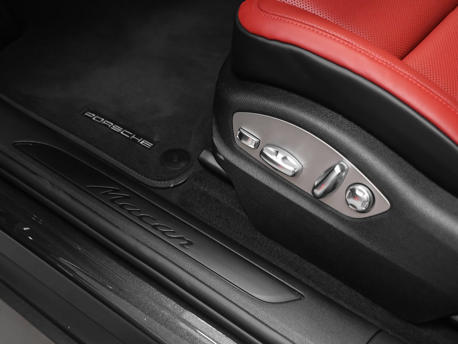 Certified 2026 Porsche Macan AWD/4WD image 29