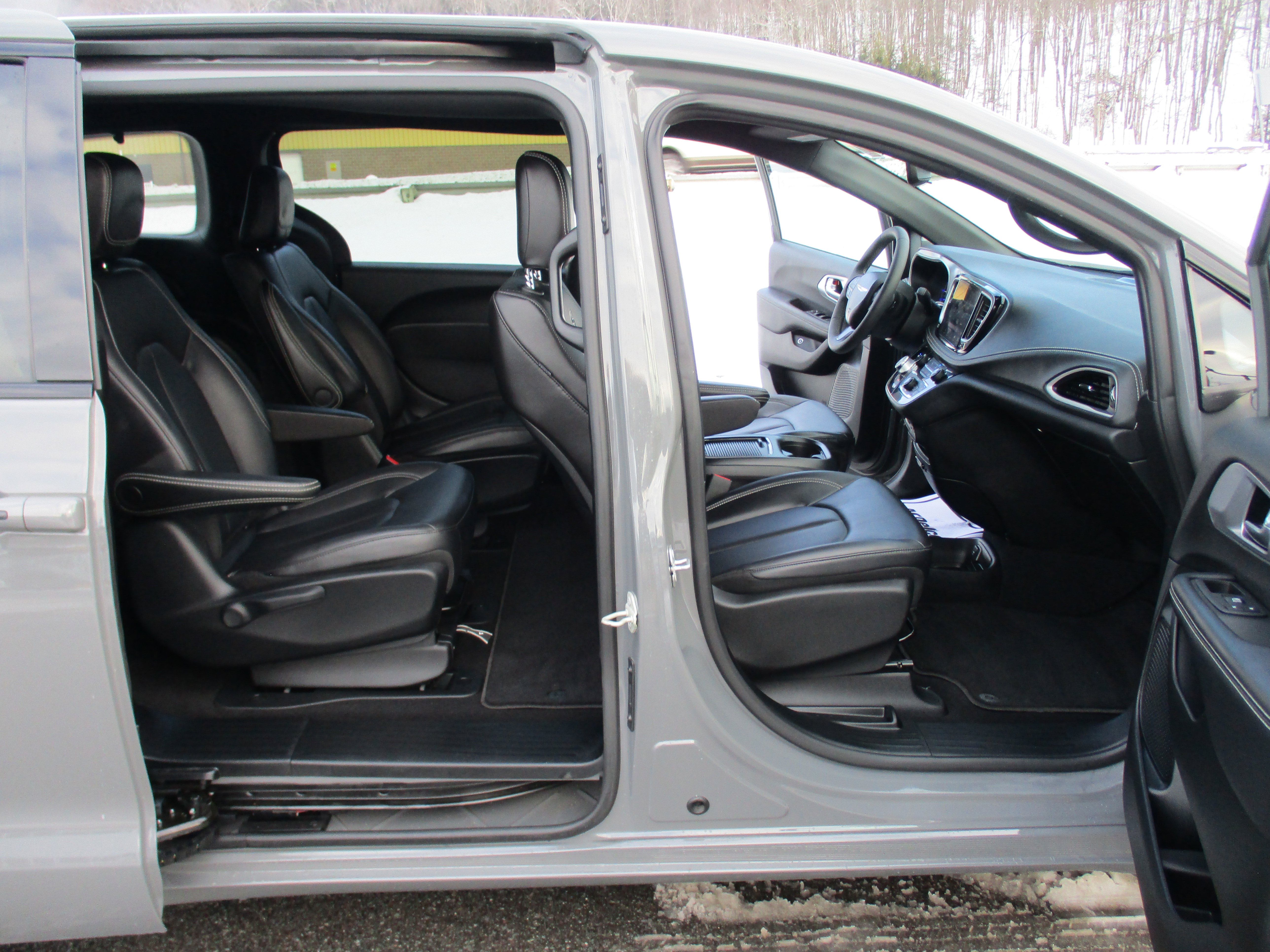 Used 2023 Chrysler Pacifica Touring-L w/ S Appearance Package image 15