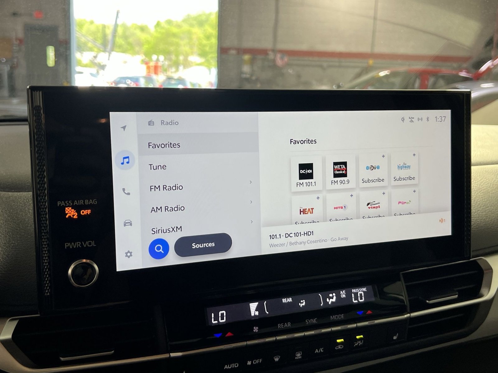 Used 2025 Toyota Sienna XLE image 19