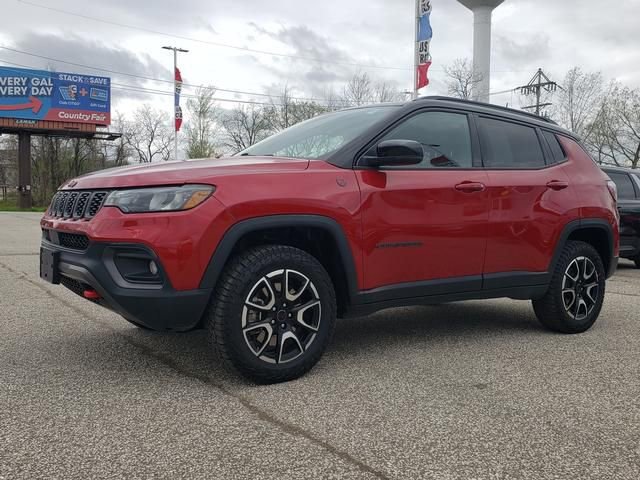 Used 2025 Jeep Compass Trailhawk AWD/4WD image 8
