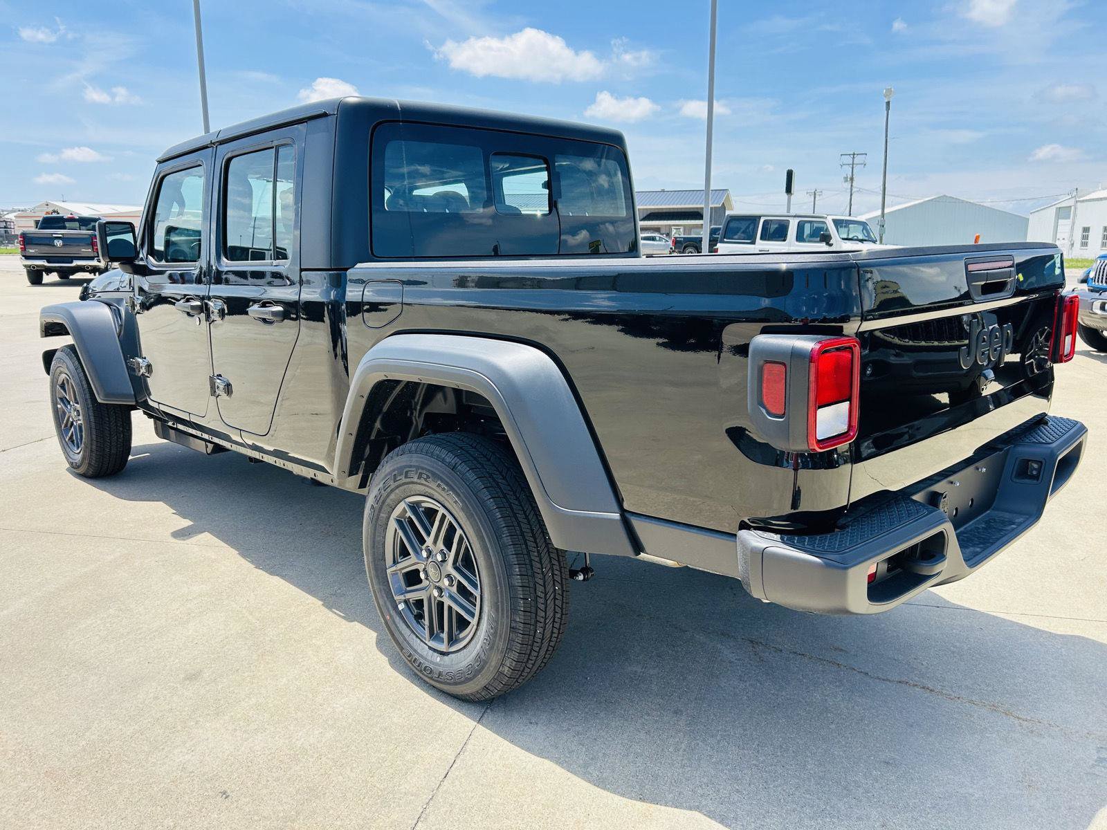New 2026 Jeep Gladiator Sport AWD/4WD image 32