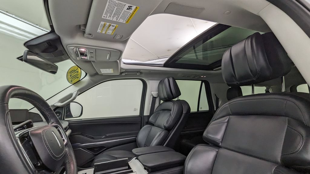 Used 2026 Lincoln Navigator L Reserve AWD/4WD image 3