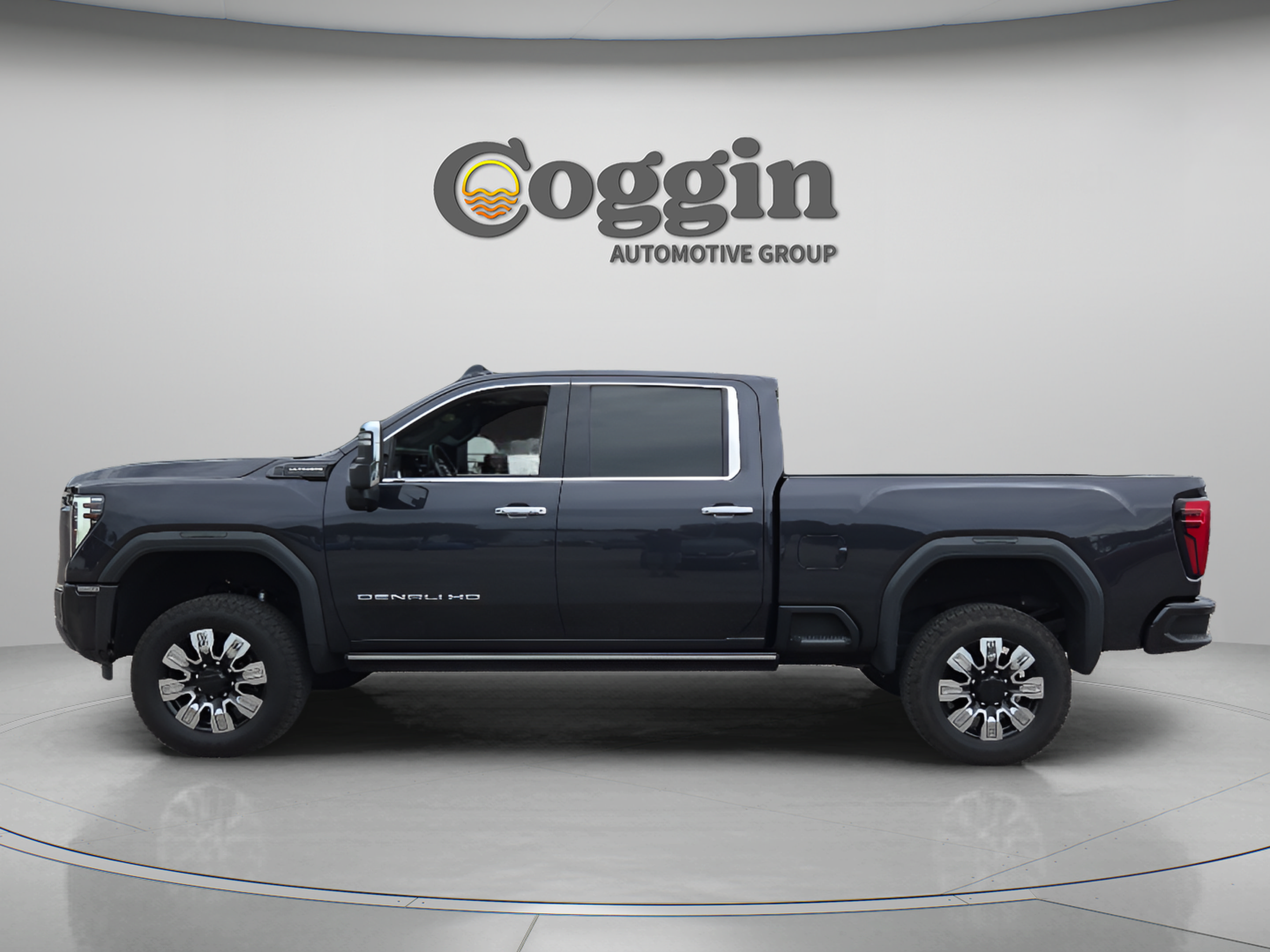 Used 2024 GMC Sierra 3500 Denali Ultimate AWD/4WD image 2